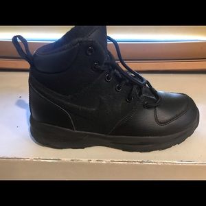 Nike Manoa Boots Size 2Y(KIDS)